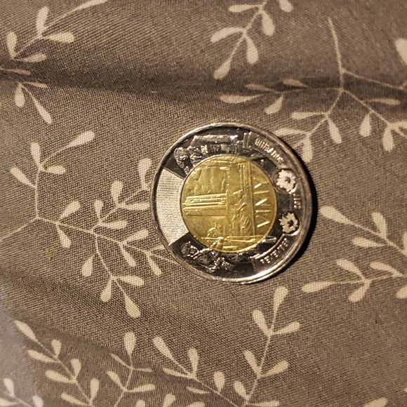 2017 Canadian Limited edition toonie - Picture 1 of 2